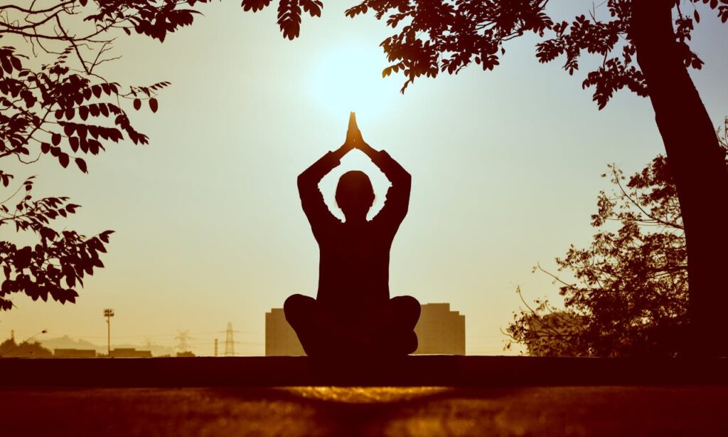 Meditation über Mittag im Sitzen